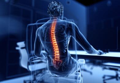 3D-Darstellung eines Mannes, der an einem PC arbeitet und Rückenschmerzen hat