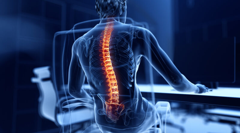3D-Darstellung eines Mannes, der an einem PC arbeitet und Rückenschmerzen hat