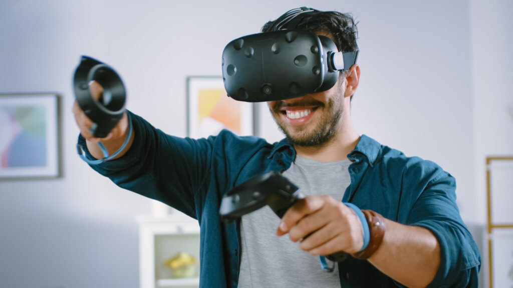 Mann spielt mit VR Brille