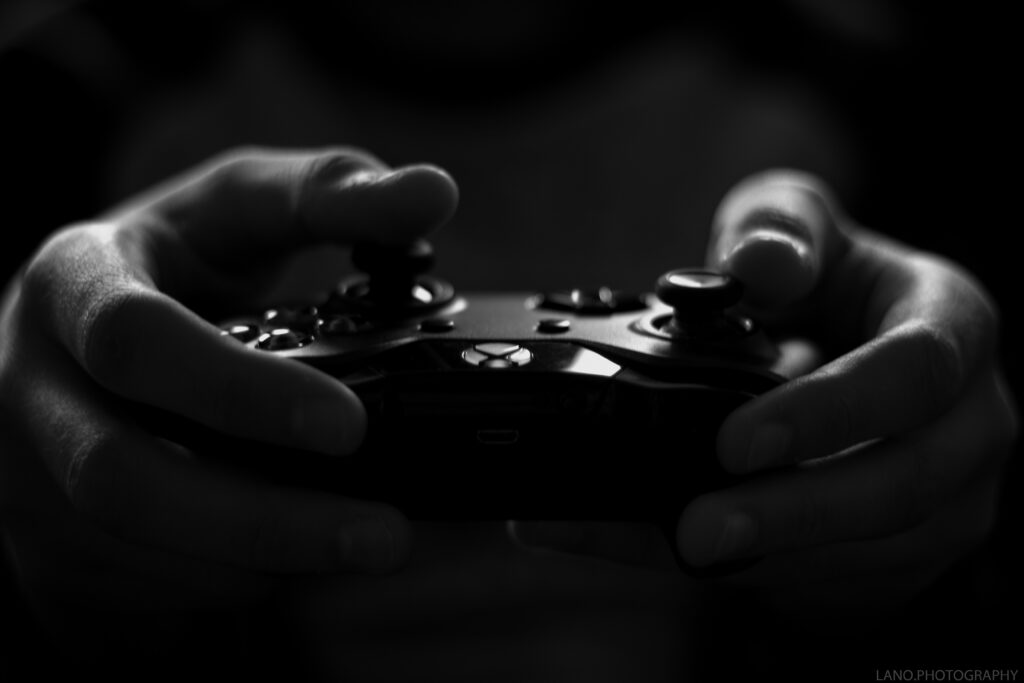 Gamer und Controller