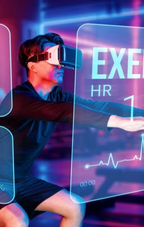 Person mit VR-Headset beim Training mit digitalen Fitness-Daten wie Herzfrequenz, Kalorienverbrauch und Squat-Anleitung