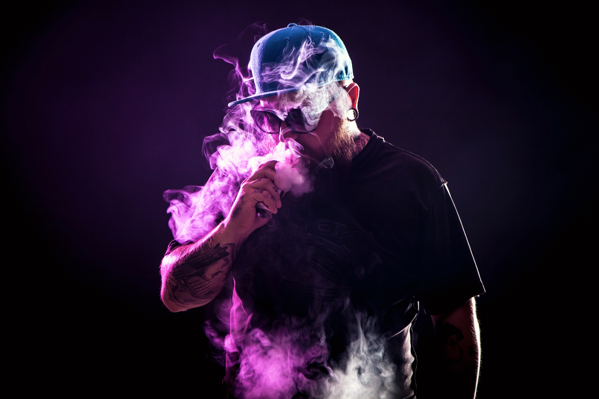 Dampfer im lila Licht mit Cap | Einweg Vape  