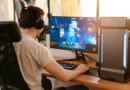 Gamer mit Headset am PC beim Spielen | Einweg Vape