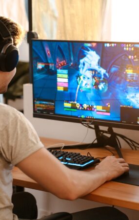 Gamer mit Headset am PC beim Spielen | Einweg Vape
