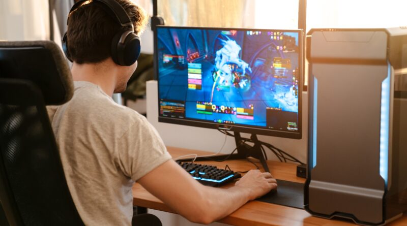 Gamer mit Headset am PC beim Spielen | Einweg Vape