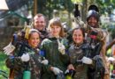 Freunde posieren mit Paintball Waffen im Wald | Paintball Waffen