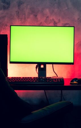 Gaming PC mit Monitor und RGB Licht | TV Schränke