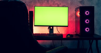 Gaming PC mit Monitor und RGB Licht | TV Schränke