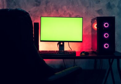 Gaming PC mit Monitor und RGB Licht | TV Schränke